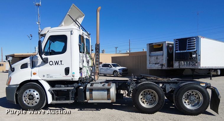 image for item EE5044 2016 Freightliner Cascadia semi truck