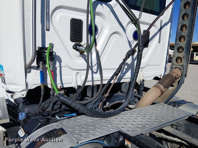 image for item EE5044 2016 Freightliner Cascadia semi truck