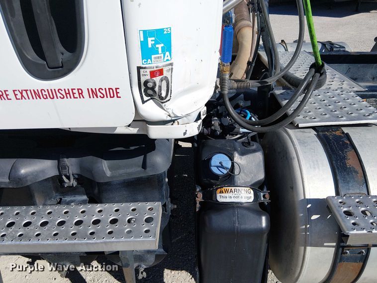 image for item EE5044 2016 Freightliner Cascadia semi truck