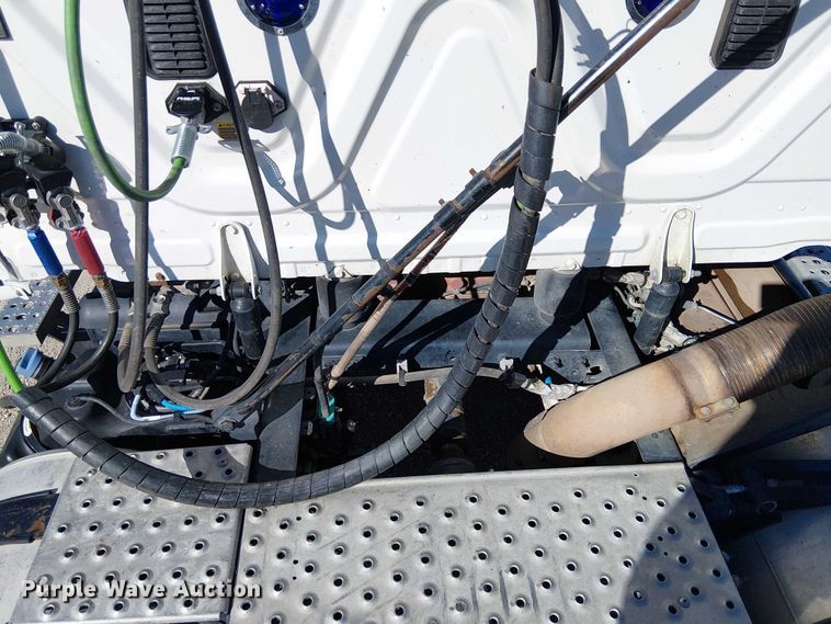 image for item EE5044 2016 Freightliner Cascadia semi truck