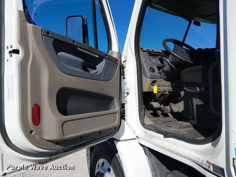 image for item EE5044 2016 Freightliner Cascadia semi truck