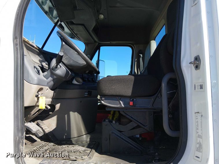 image for item EE5044 2016 Freightliner Cascadia semi truck