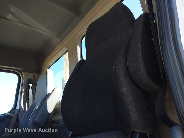 image for item EE5044 2016 Freightliner Cascadia semi truck