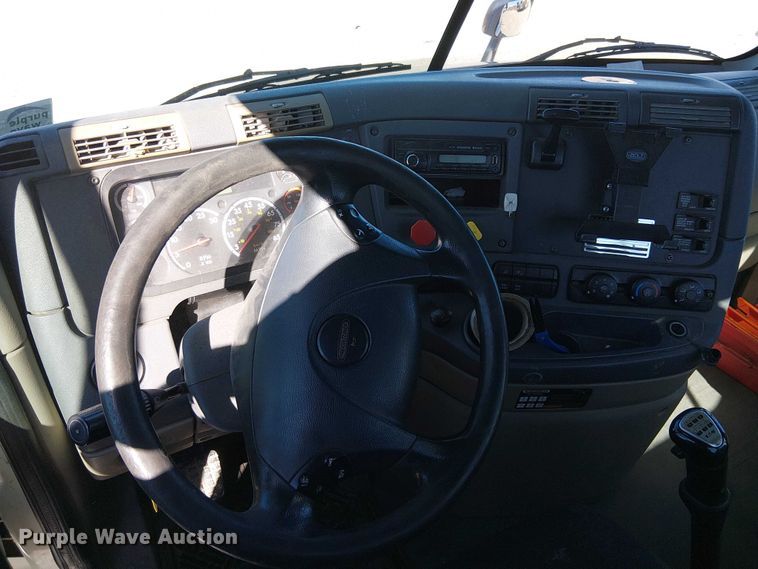 image for item EE5044 2016 Freightliner Cascadia semi truck