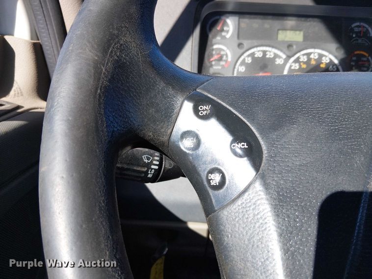 image for item EE5044 2016 Freightliner Cascadia semi truck