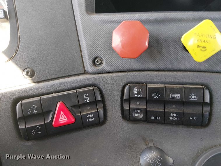 image for item EE5044 2016 Freightliner Cascadia semi truck