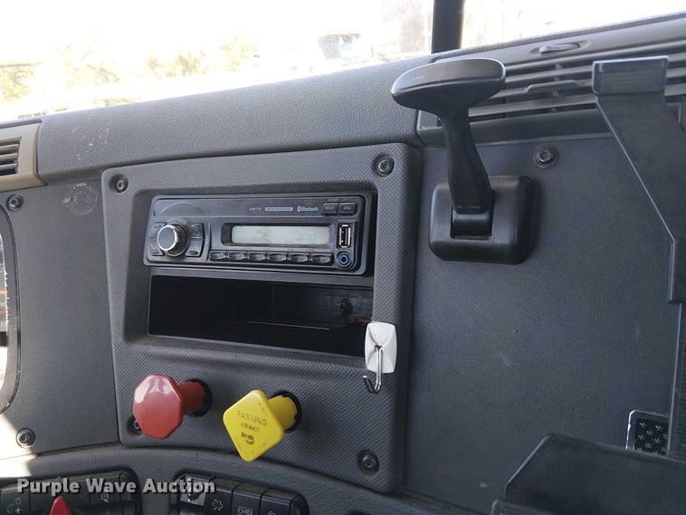 image for item EE5044 2016 Freightliner Cascadia semi truck