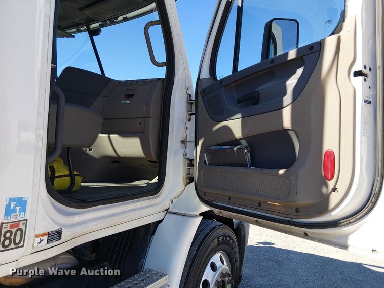 image for item EE5044 2016 Freightliner Cascadia semi truck