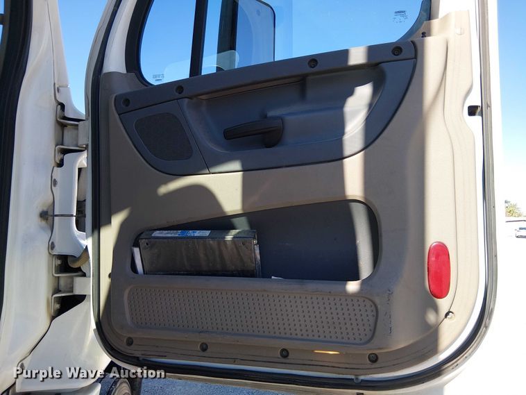 image for item EE5044 2016 Freightliner Cascadia semi truck