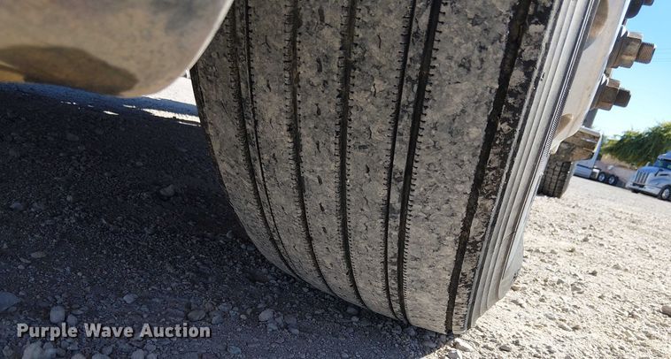 image for item EE5044 2016 Freightliner Cascadia semi truck