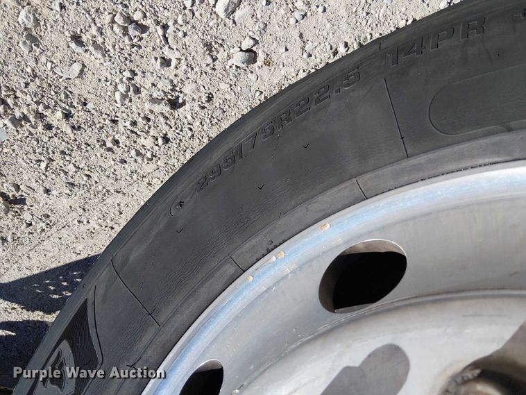 image for item EE5044 2016 Freightliner Cascadia semi truck