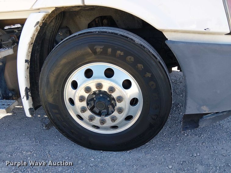 image for item EE5044 2016 Freightliner Cascadia semi truck