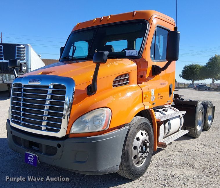 image for item EE5045 2012 Freightliner Cascadia semi truck