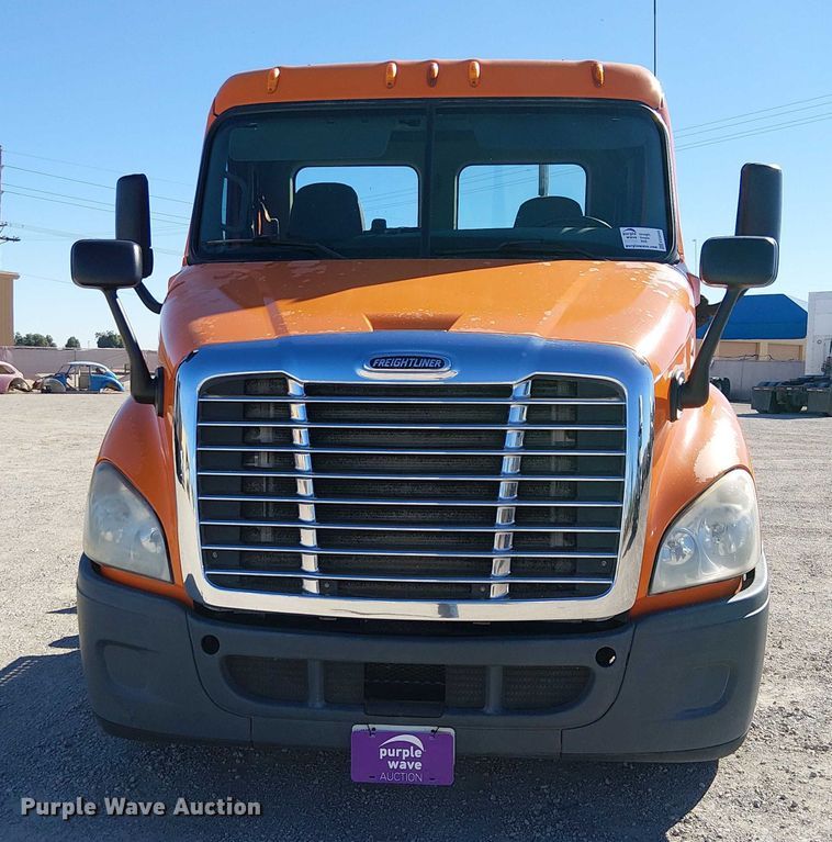 image for item EE5045 2012 Freightliner Cascadia semi truck