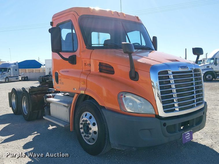 image for item EE5045 2012 Freightliner Cascadia semi truck