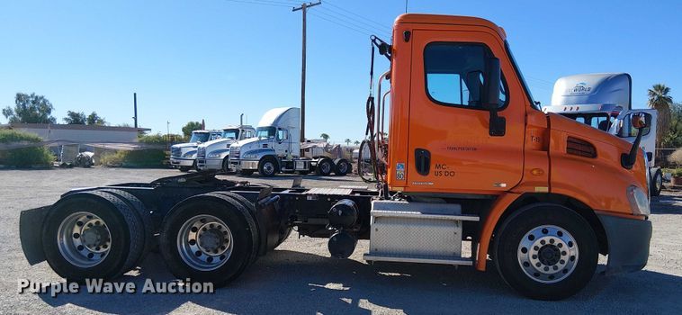 image for item EE5045 2012 Freightliner Cascadia semi truck