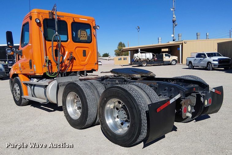 image for item EE5045 2012 Freightliner Cascadia semi truck