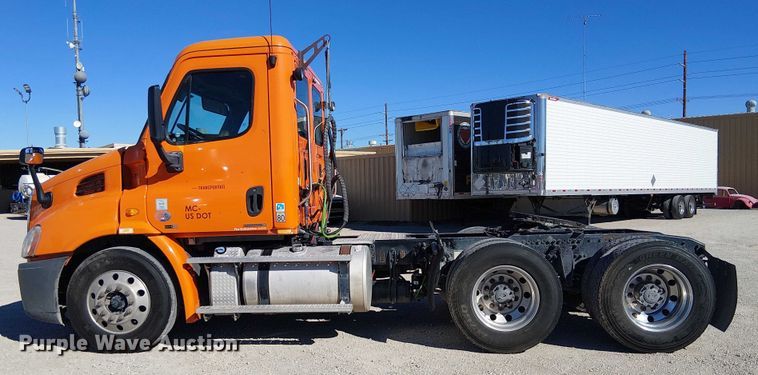 image for item EE5045 2012 Freightliner Cascadia semi truck