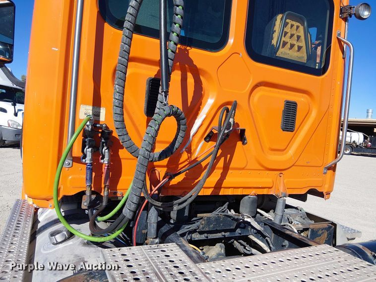 image for item EE5045 2012 Freightliner Cascadia semi truck