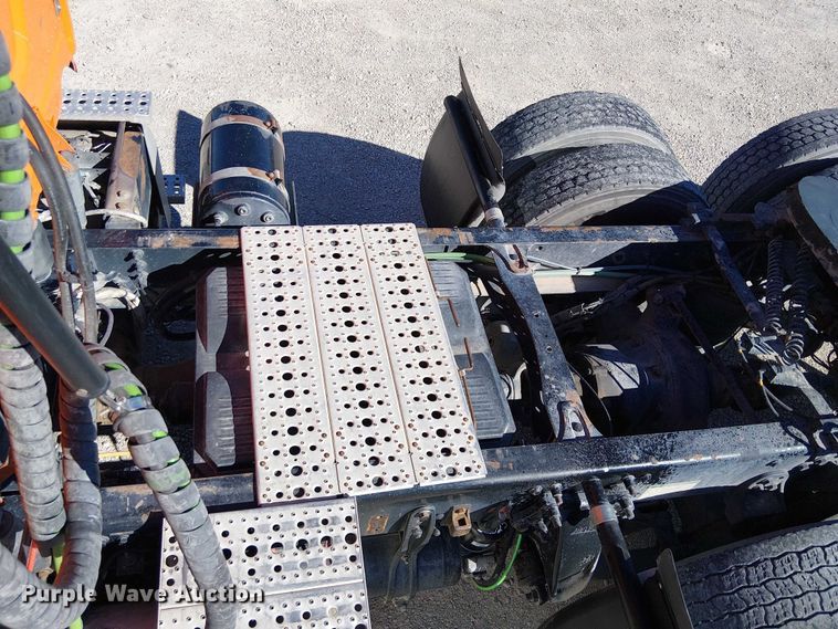 image for item EE5045 2012 Freightliner Cascadia semi truck