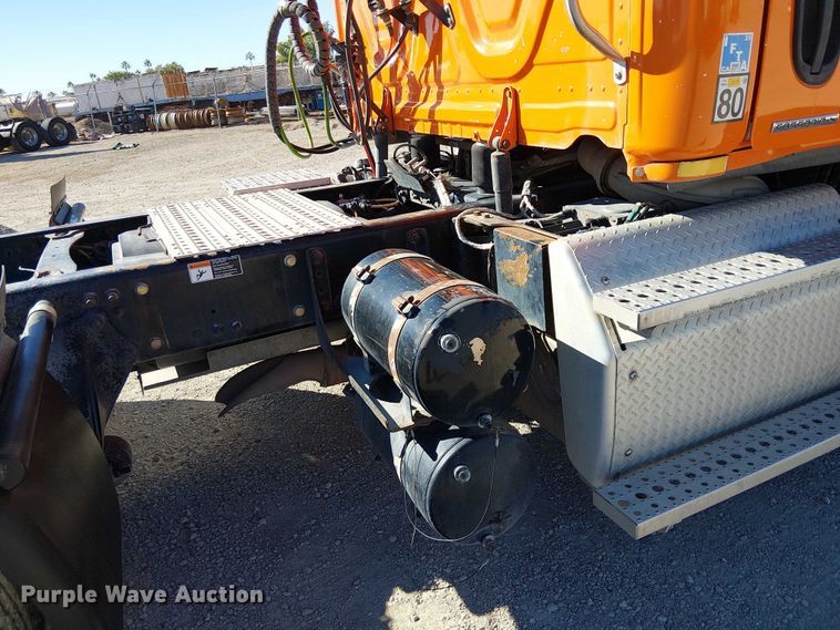 image for item EE5045 2012 Freightliner Cascadia semi truck