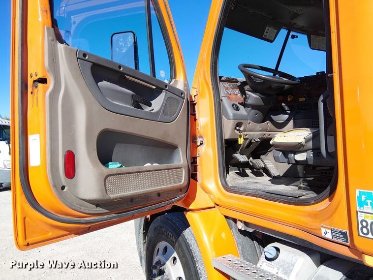 image for item EE5045 2012 Freightliner Cascadia semi truck