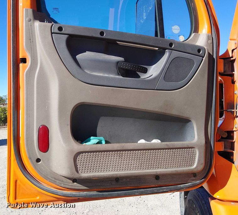 image for item EE5045 2012 Freightliner Cascadia semi truck