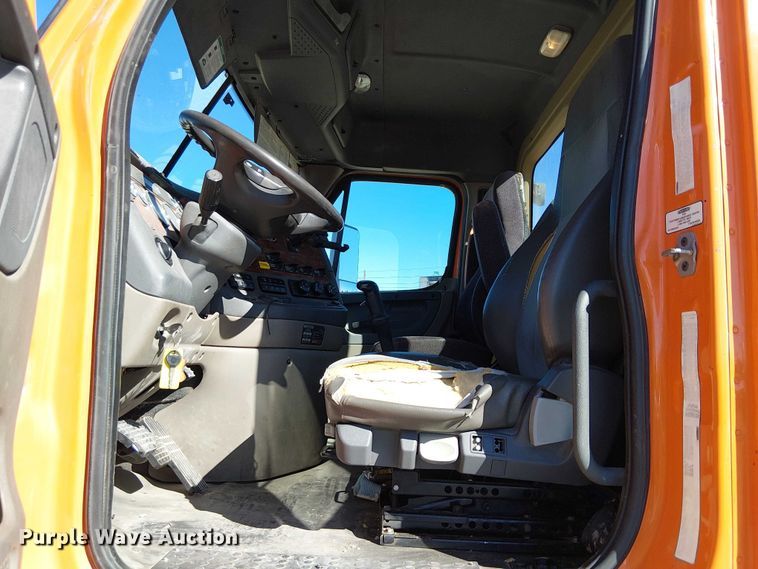 image for item EE5045 2012 Freightliner Cascadia semi truck