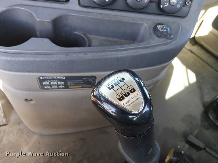 image for item EE5045 2012 Freightliner Cascadia semi truck