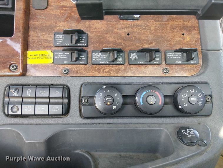 image for item EE5045 2012 Freightliner Cascadia semi truck