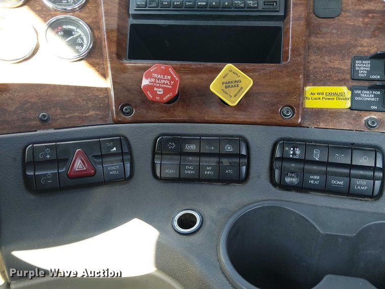 image for item EE5045 2012 Freightliner Cascadia semi truck