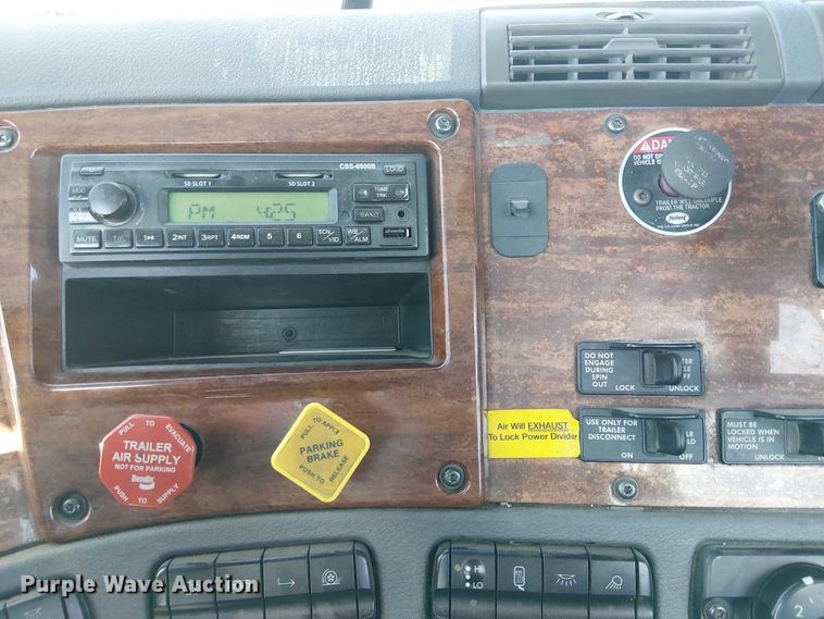 image for item EE5045 2012 Freightliner Cascadia semi truck