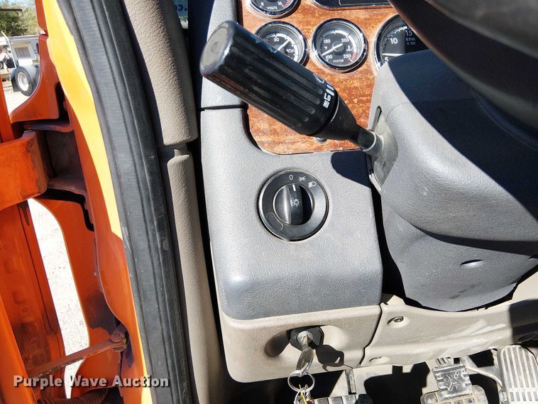 image for item EE5045 2012 Freightliner Cascadia semi truck