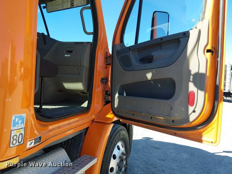 image for item EE5045 2012 Freightliner Cascadia semi truck