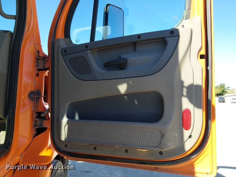 image for item EE5045 2012 Freightliner Cascadia semi truck