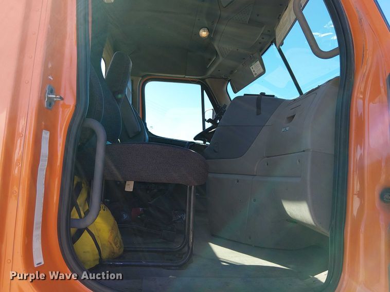 image for item EE5045 2012 Freightliner Cascadia semi truck