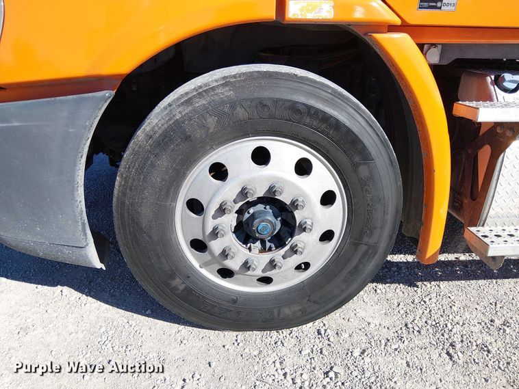 image for item EE5045 2012 Freightliner Cascadia semi truck