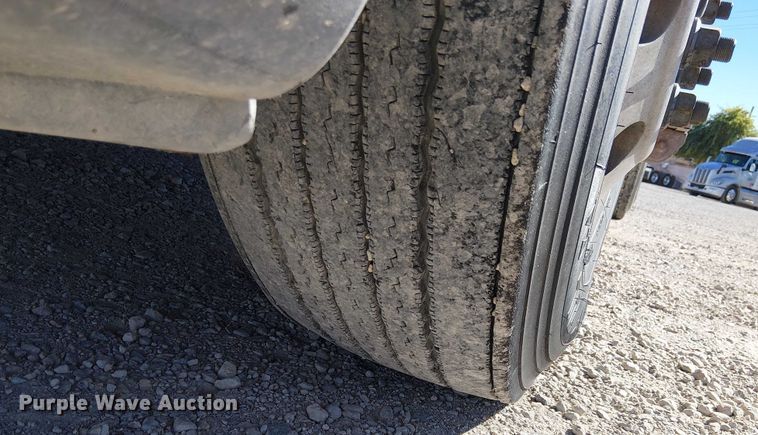 image for item EE5045 2012 Freightliner Cascadia semi truck