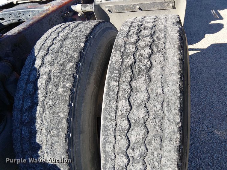 image for item EE5045 2012 Freightliner Cascadia semi truck