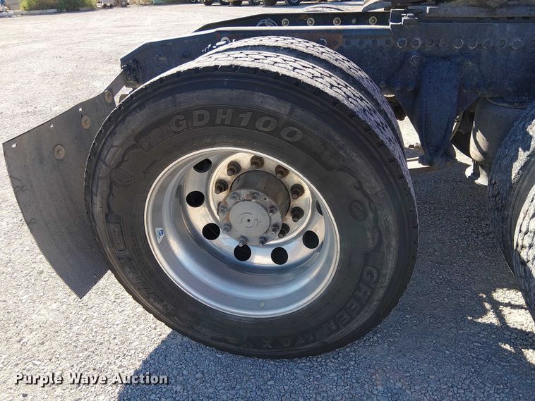 image for item EE5045 2012 Freightliner Cascadia semi truck