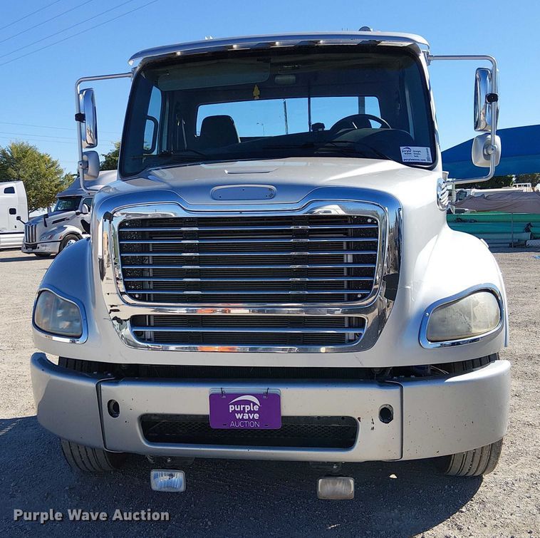 image for item EE5048 2011 Freightliner Business Class M2 semi truck