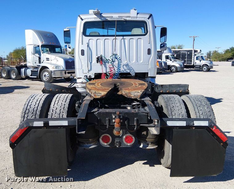 image for item EE5048 2011 Freightliner Business Class M2 semi truck