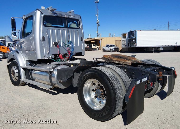 image for item EE5048 2011 Freightliner Business Class M2 semi truck