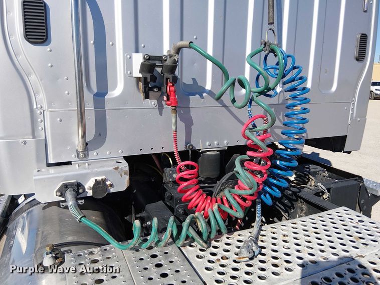 image for item EE5048 2011 Freightliner Business Class M2 semi truck