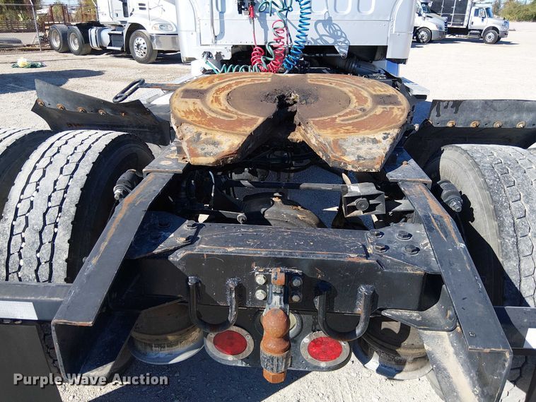 image for item EE5048 2011 Freightliner Business Class M2 semi truck