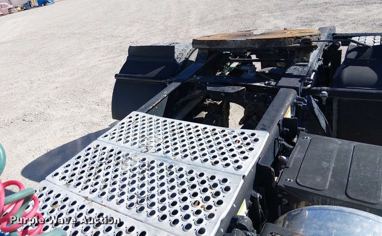 image for item EE5048 2011 Freightliner Business Class M2 semi truck