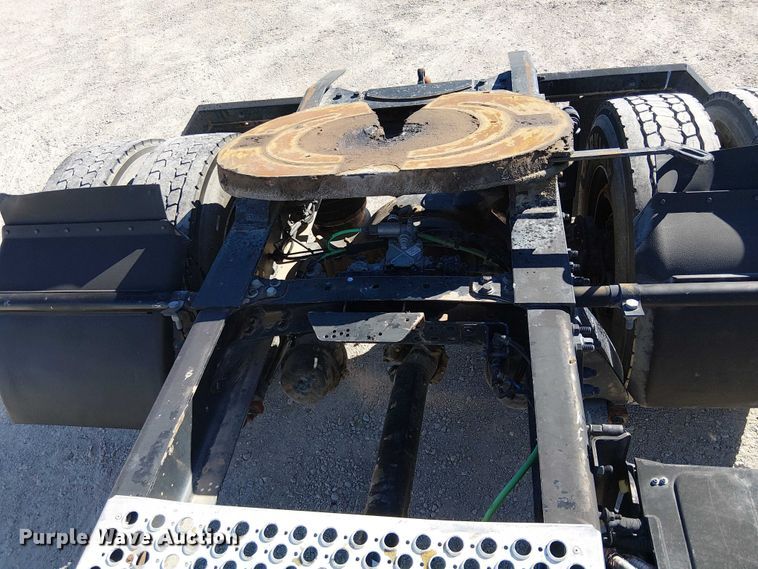 image for item EE5048 2011 Freightliner Business Class M2 semi truck