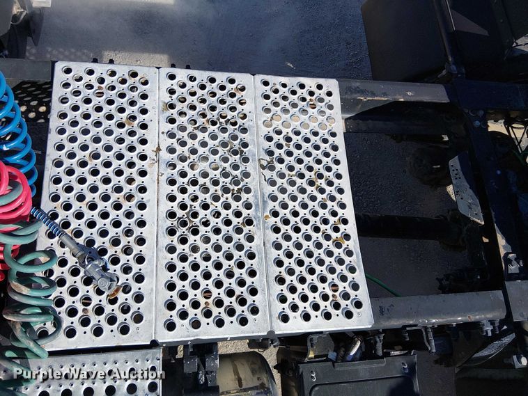 image for item EE5048 2011 Freightliner Business Class M2 semi truck