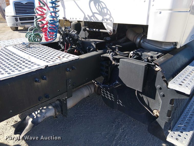 image for item EE5048 2011 Freightliner Business Class M2 semi truck