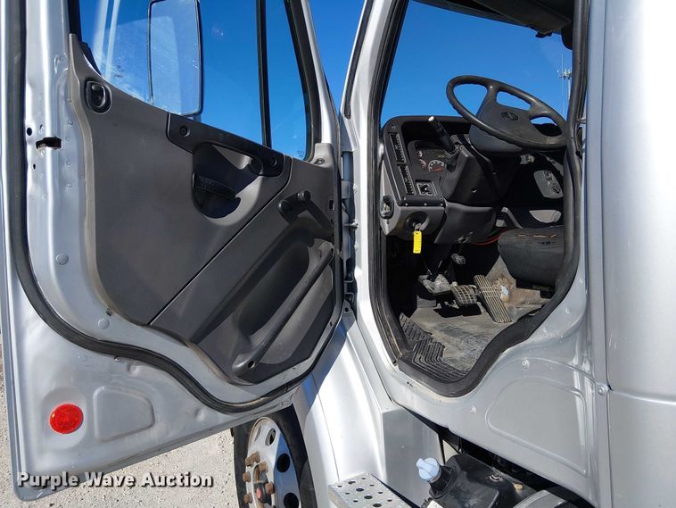image for item EE5048 2011 Freightliner Business Class M2 semi truck